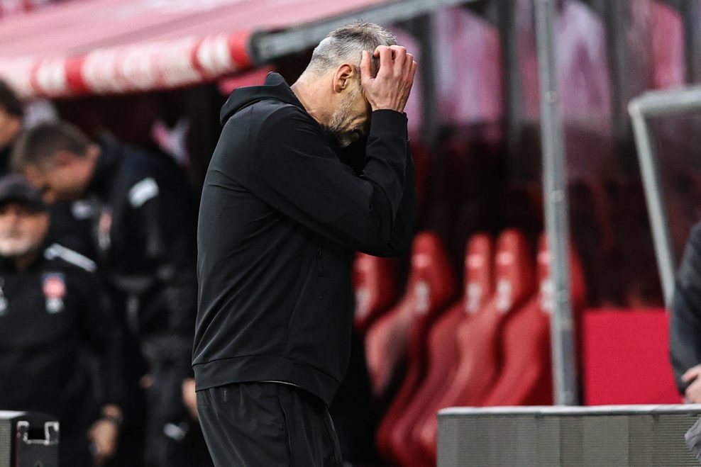 Marco Rose greift sich in seine Haare.