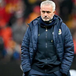 Jose Mourinho an der Seitenlinie mit den Händen in der Hose.
