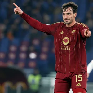 Mats Hummels dirigiert auf dem Platz.