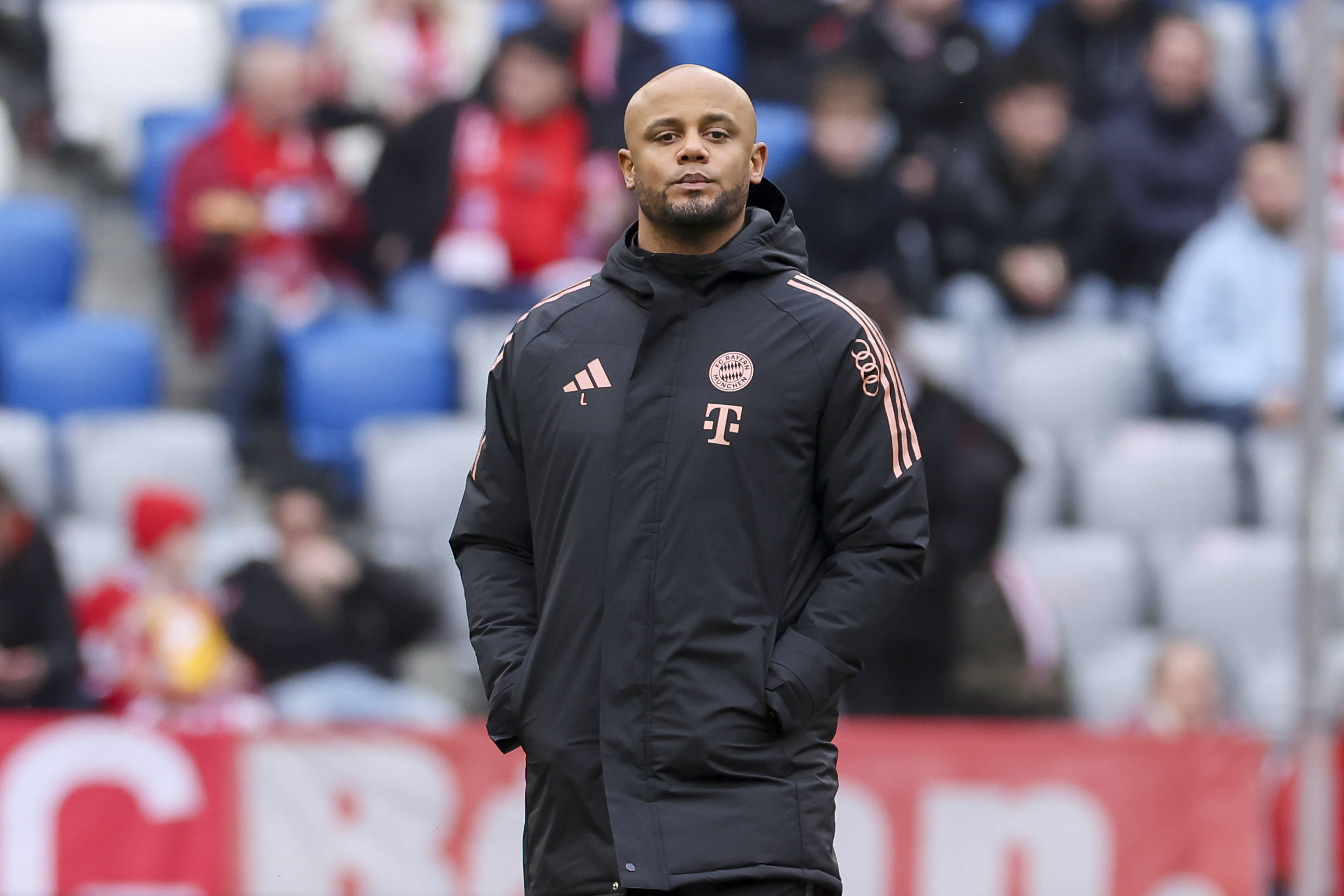 Vincent Kompany mit Händen in der Jackentasche in der Allianz-Arena