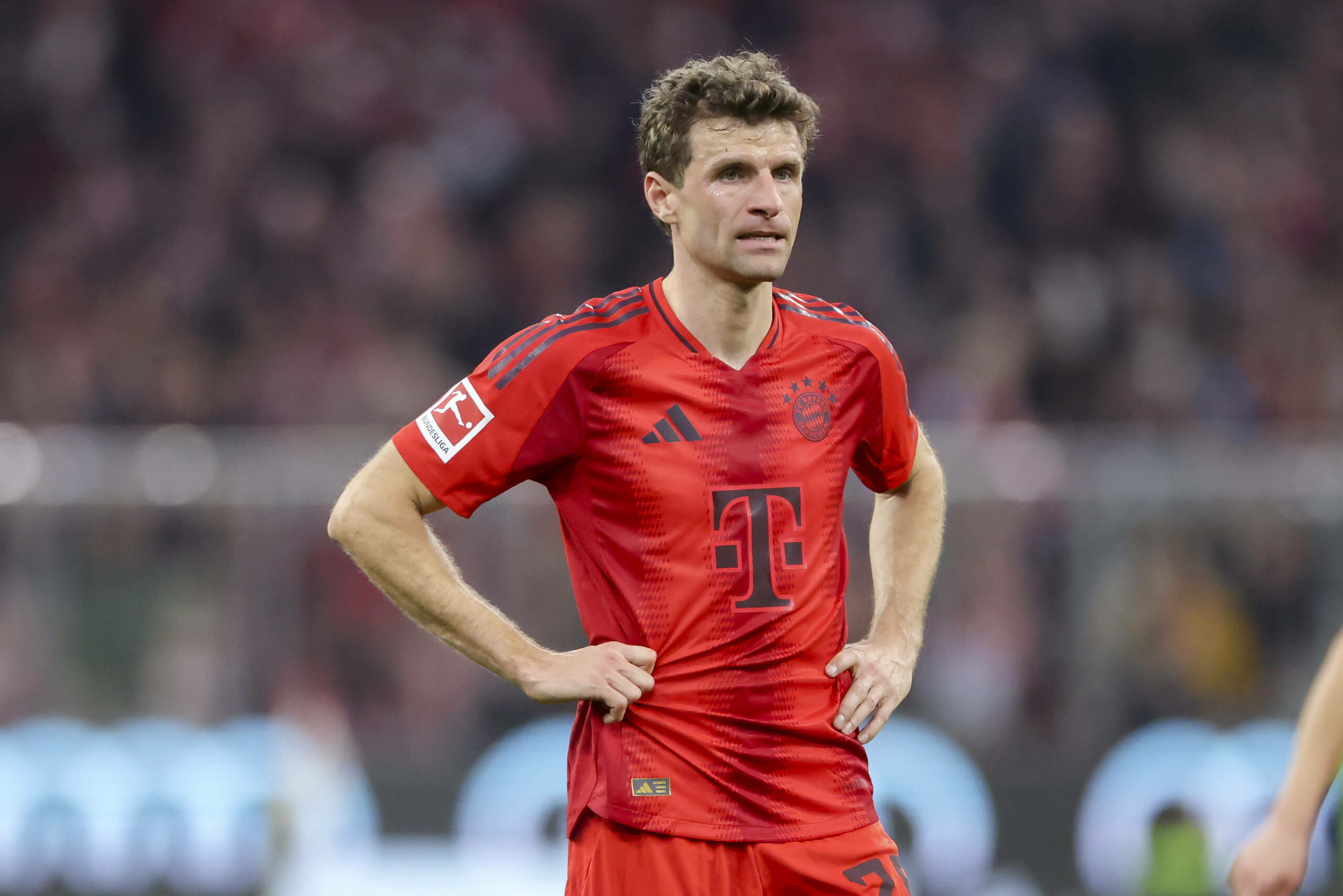 Thomas Müller stützt die Hände in die Hüften