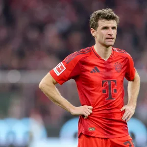 Thomas Müller stützt die Hände in die Hüften