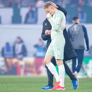 Amos Pieper hält sich enttäuscht das Trikot vor die Nase
