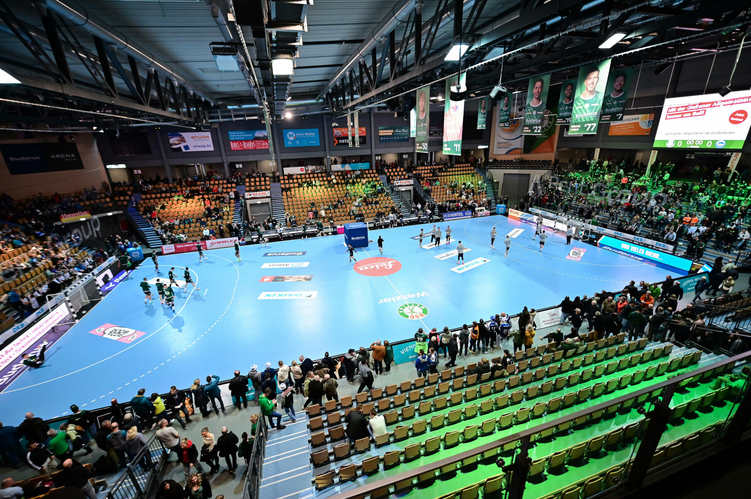 Eine Handballhalle die sich langsam füllt. Die Teams wärmen sich auf