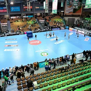 Eine Handballhalle die sich langsam füllt. Die Teams wärmen sich auf