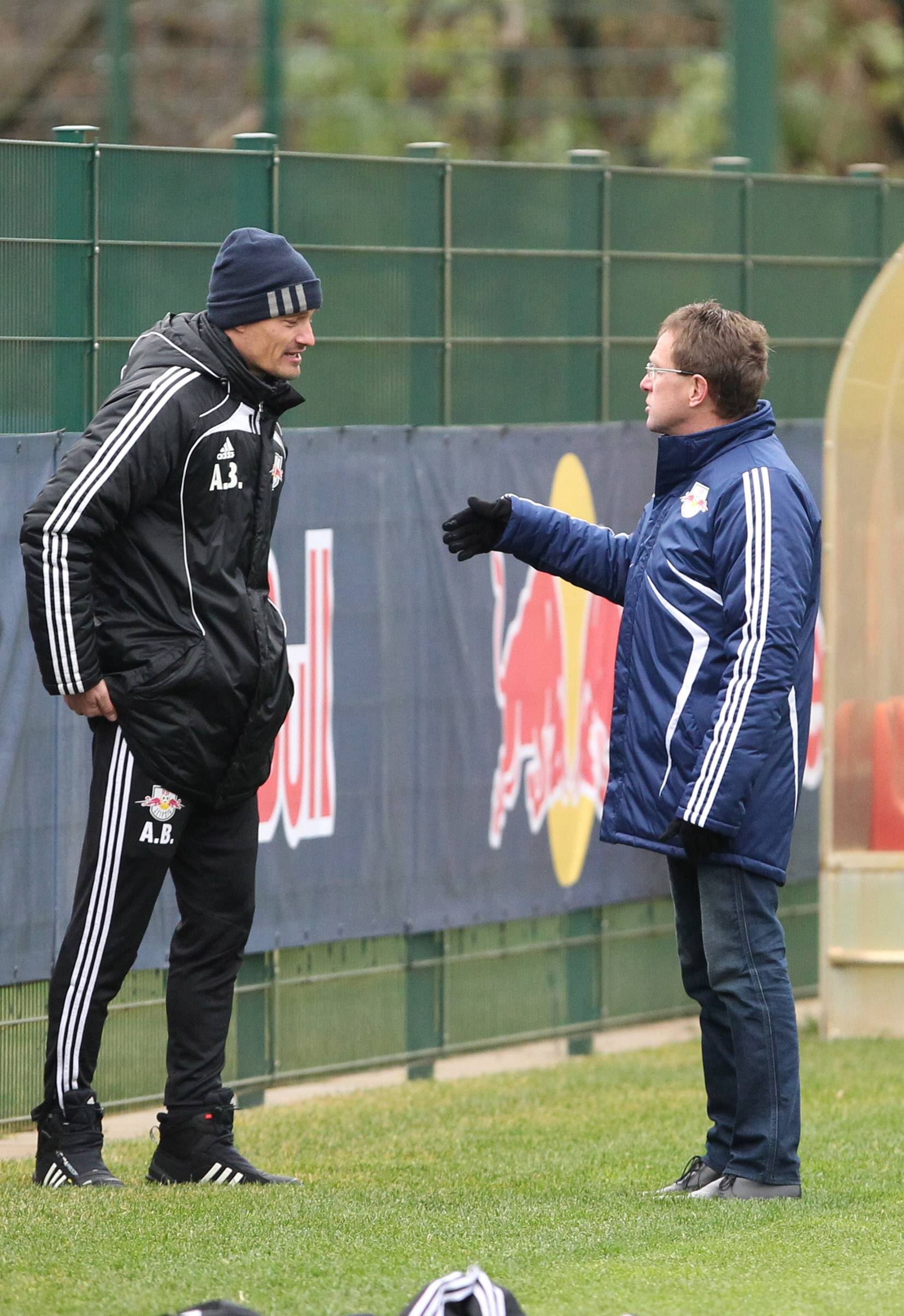 Alexander Blessin auf dem Trainingsplatz im Gespräch mit Ralf Rangnick