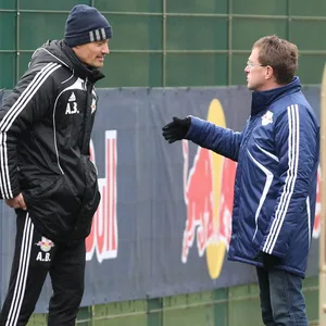 Alexander Blessin auf dem Trainingsplatz im Gespräch mit Ralf Rangnick