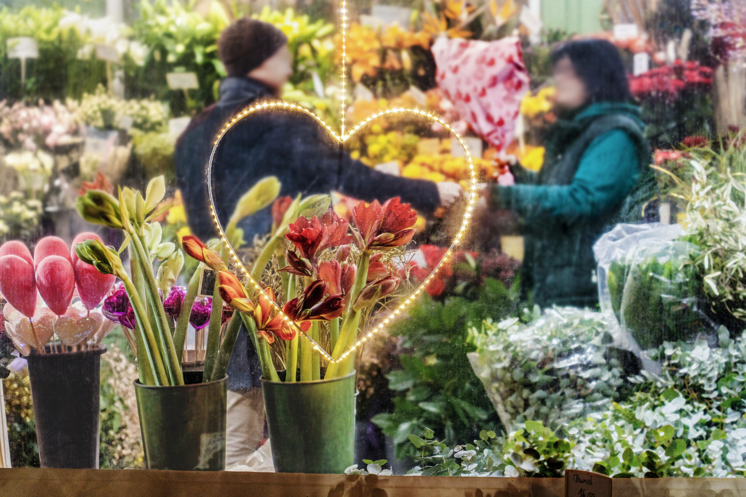 Zahlreiche Menschen kaufen am Valentinstag in einem Blumenladen ein. (Symbolbild)