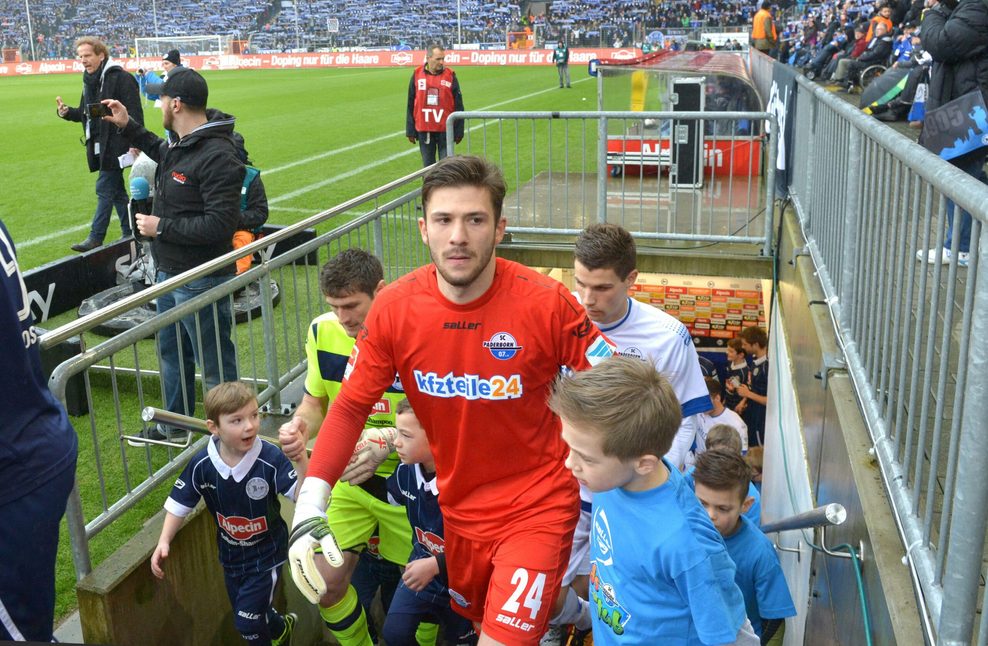 Paderborns Keeper Daniel Heuer Fernandes betritt im Februar 2026 die Bielefelder Alm