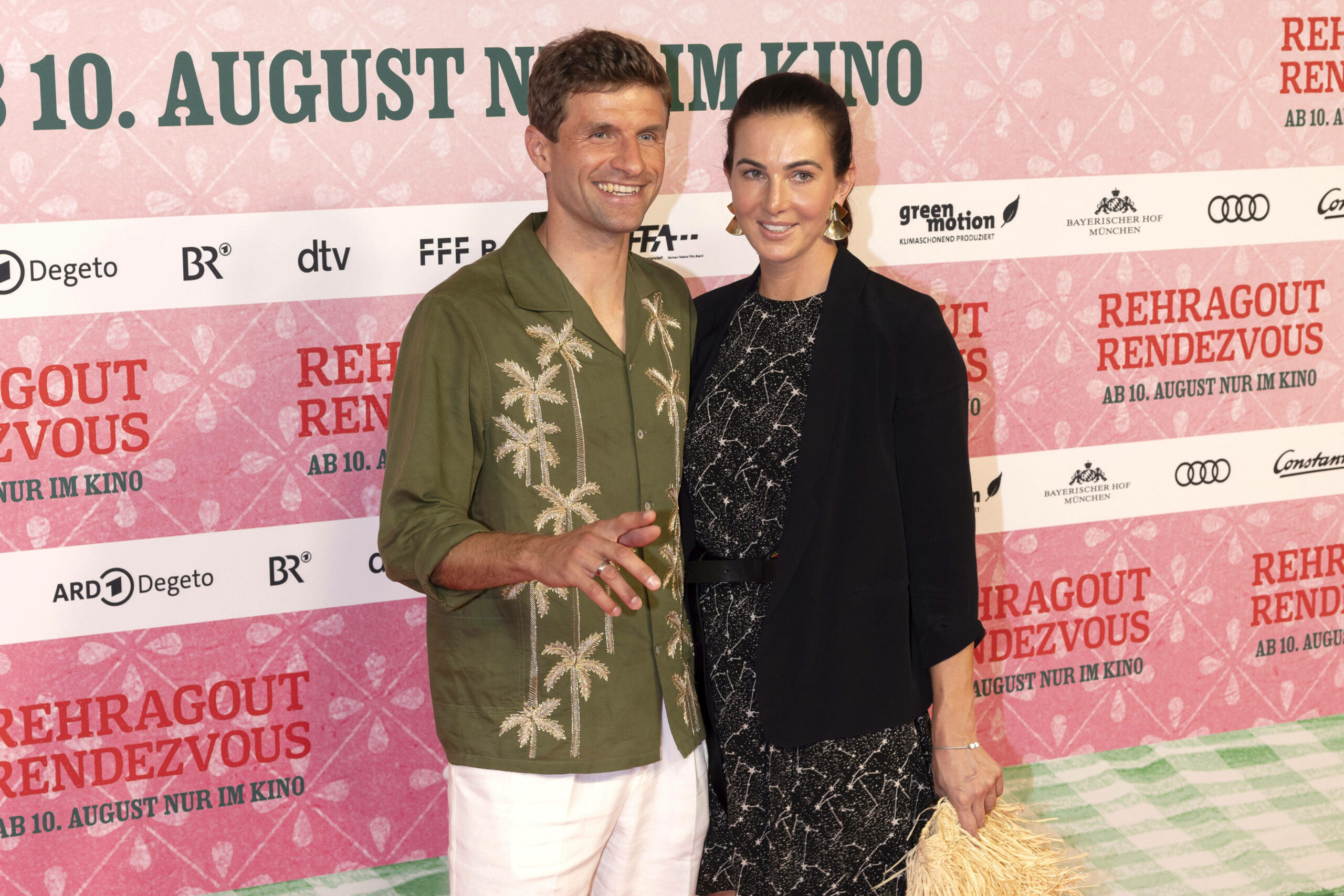 Thomas Müller mit Ehefrau Lisa Müller bei der Premiere des Kinofilms Rehragout-Rendezvous im Mathäser Filmpalast.