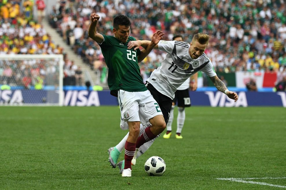 Mexikos Hirving Lozano bei der WM 2018 im Duell mit Deutschlands Marco Reus