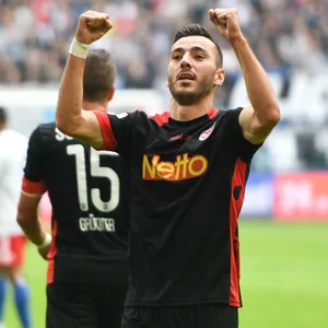Sargis Adamyan ballt beim Torjubel die Fäuste