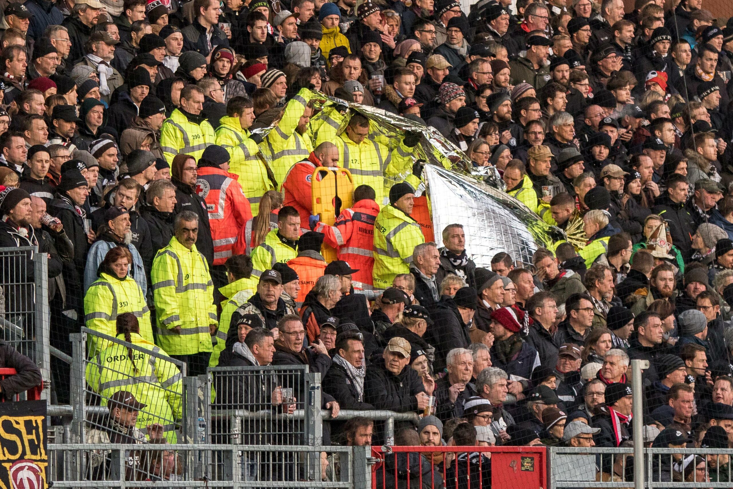 Notarzt-Einsatz beim St. Pauli-Spiel