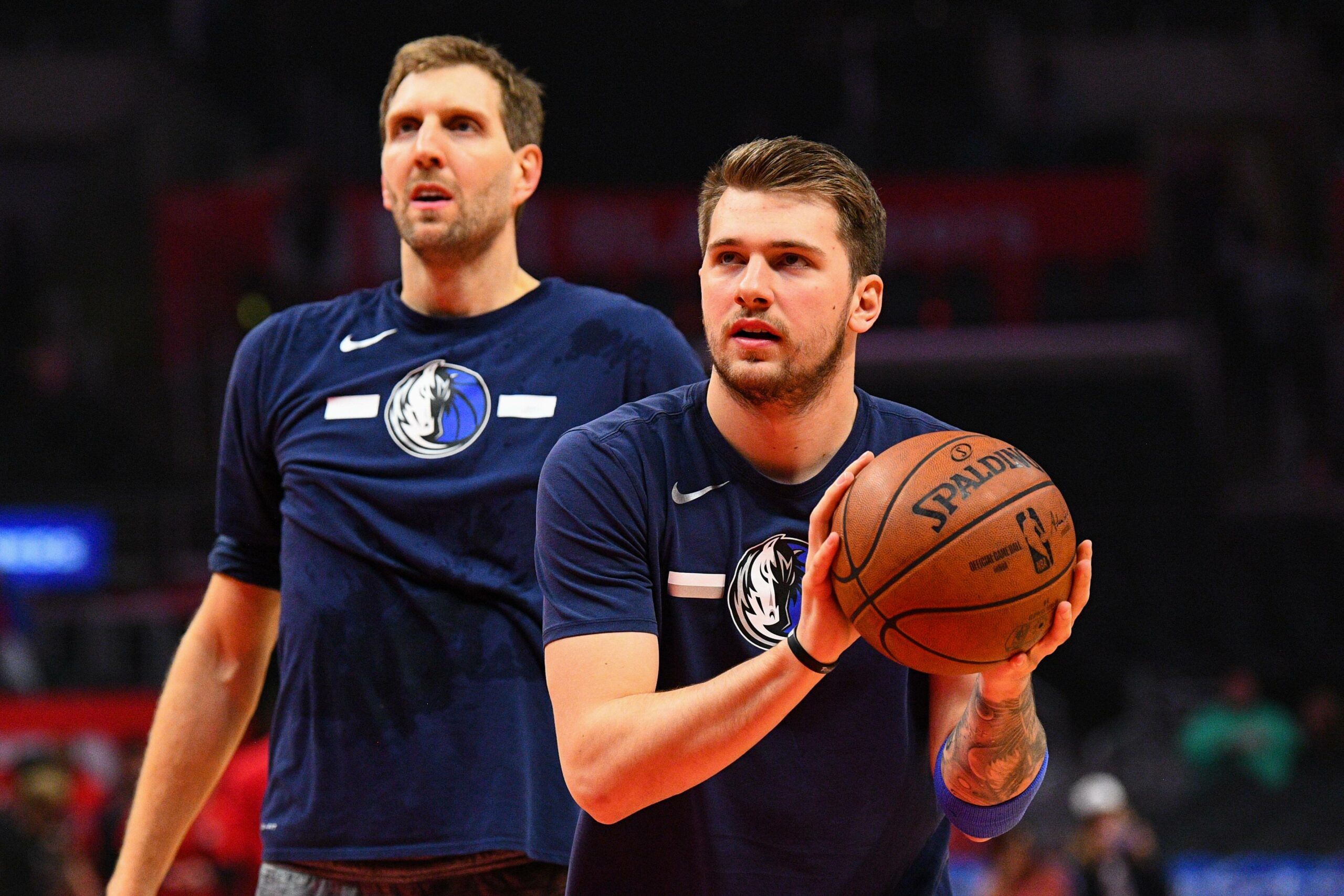 Dirk Nowitzki und Luka Doncic werfen Körbe