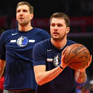 Dirk Nowitzki und Luka Doncic werfen Körbe