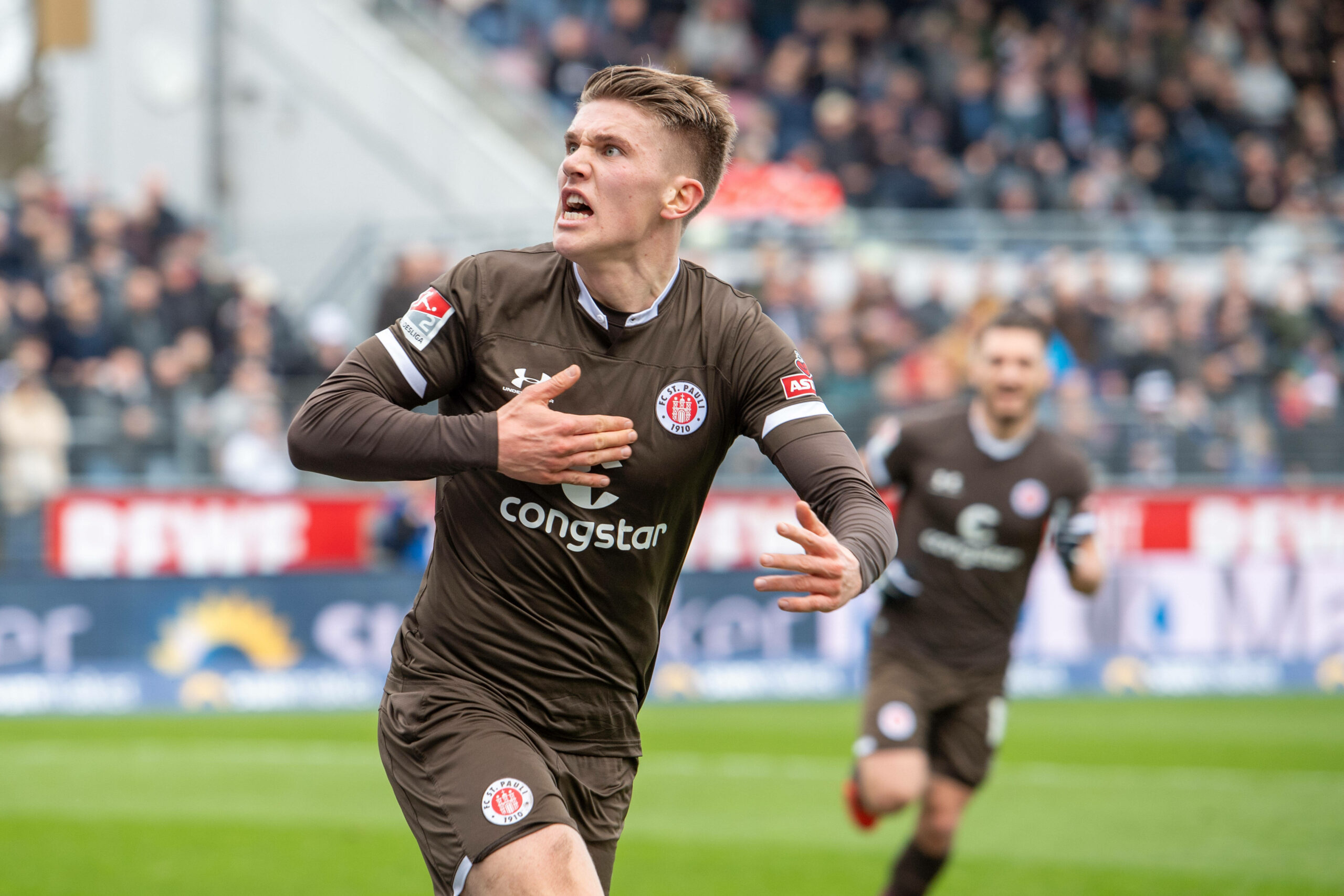 Viktor Gyökeres jubelt über ein Tor für den FC St. Pauli.