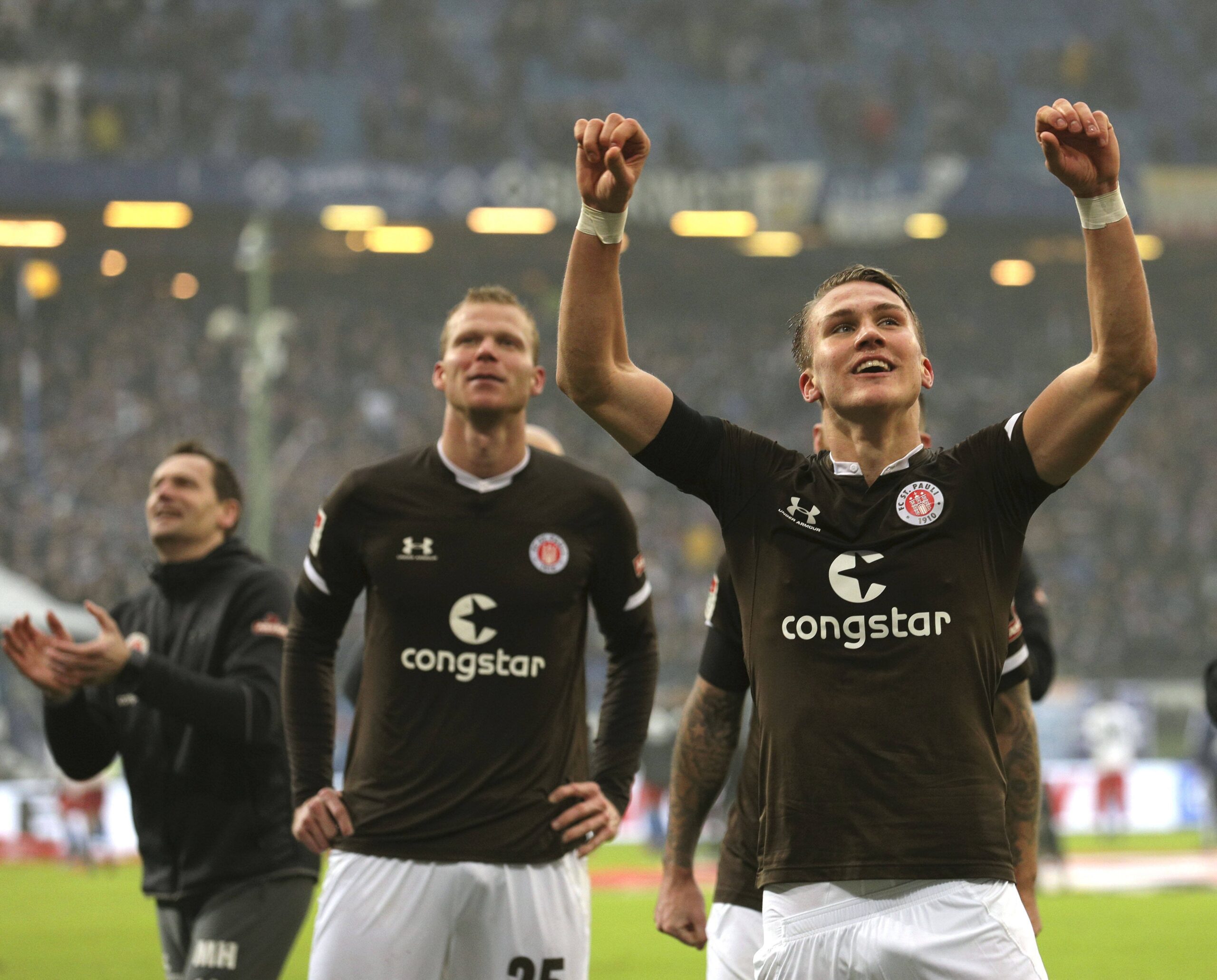 Leo Östigard bejubelt den Derbysieg im Volkspark