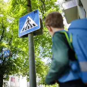 Ein Junge wollte einen Zebrastreifen überqueren, als er von einem Reisebus überrollt wurde. (Symbolbild)
