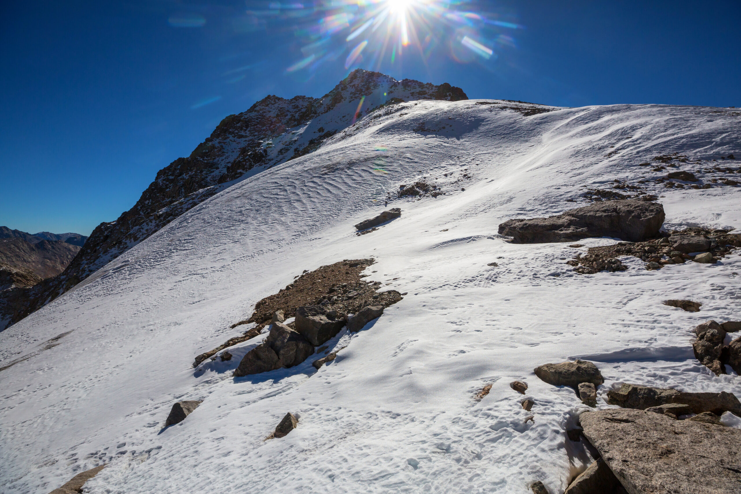 Ein Skifahrer ist am Sonntag durch eine Lawine gestorben. (Symbolfoto)