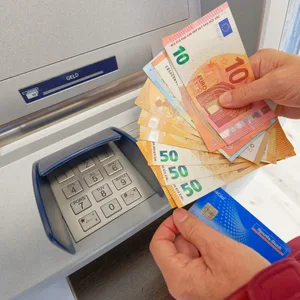 Geld wird durch das Konto von Jugendlichen geschleust und so gewaschen (Symbolbild).