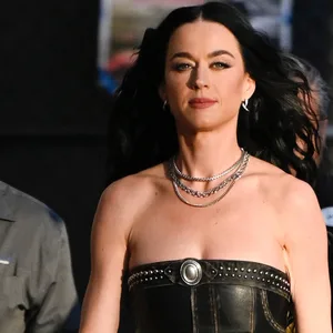 Katy Perry im schwarzen Dress.
