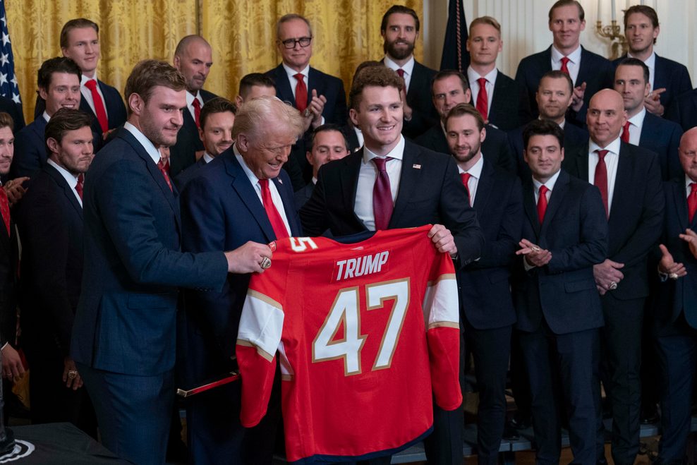 Matthew Tkachuk überreicht Präsident Donald Trump ein Trikot