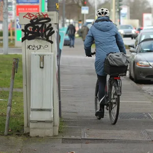 Eine Frau fährt am Nedderfeld auf dem Gehweg. Dort gibt es bislang keinen Radweg. (Symbolbild)