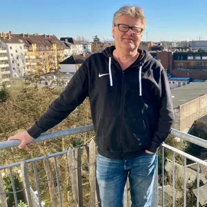 Man steht auf Balkon vor einem Hinterhof