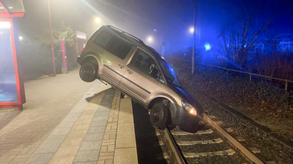 Im Nebel die Orientierung verloren – Autofahrer gerät bei bad Bramstedt auf Gleise