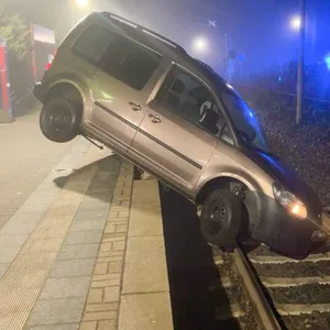 Im Nebel die Orientierung verloren – Autofahrer gerät bei bad Bramstedt auf Gleise
