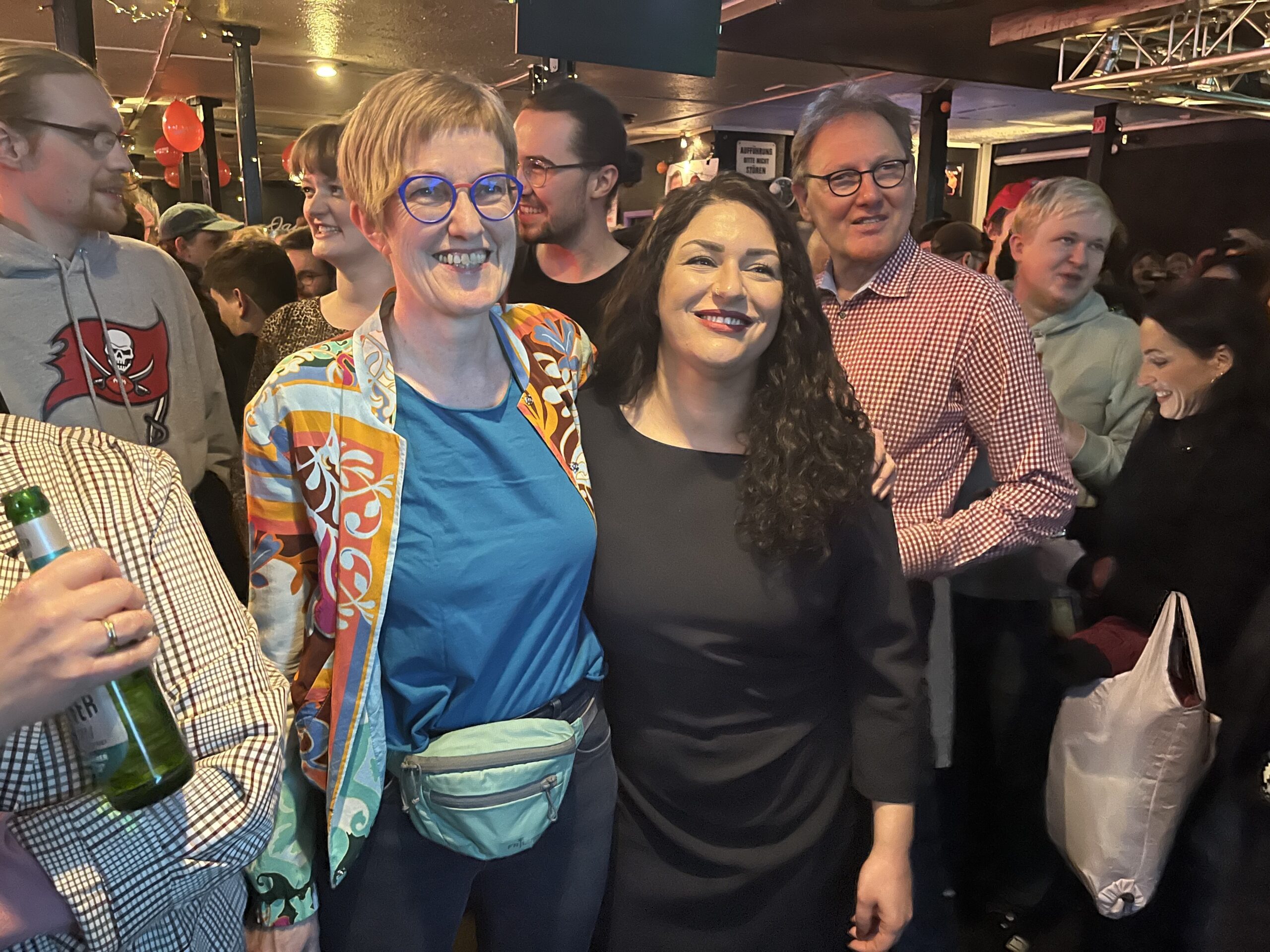 Heike Sudmann (links) und Cansu Özdemir bei der Wahlparty der Linken im Logo.