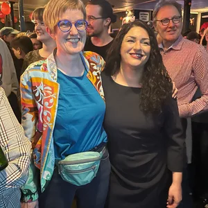 Heike Sudmann (links) und Cansu Özdemir bei der Wahlparty der Linken im Logo.