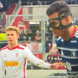 Dahin wird er schießen! Annsi Suhonen zeigt an, in welche Ecke HSV-Schütze Davie Selke seinen Strafstoß platzieren wird.