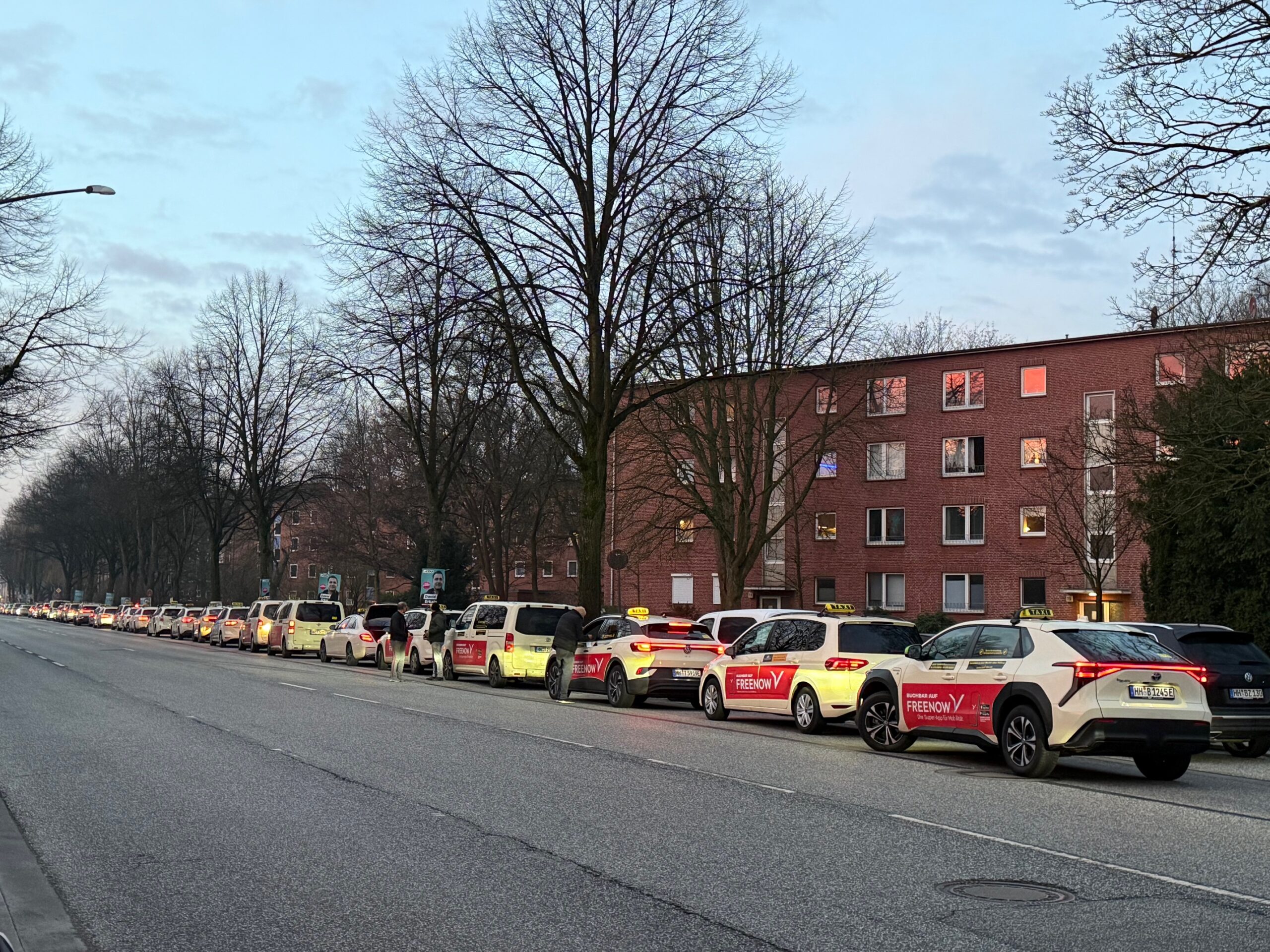 Hunderte Taxis versammeln sich in Billstedt – was war da los ?