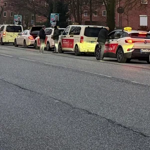 Hunderte Taxis versammeln sich in Billstedt – was war da los ?