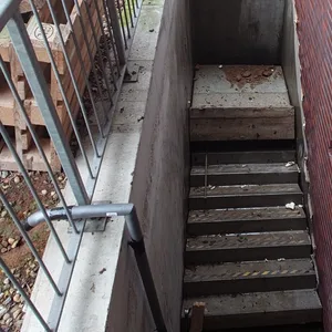 Die Treppe, an der der schwere Arbeitsunfall passierte.