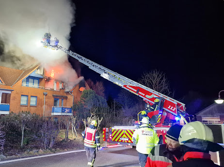 Dach und Obergeschoss von Ferienresidenz in Büsum in Flammen – Bewohnerin vermisst