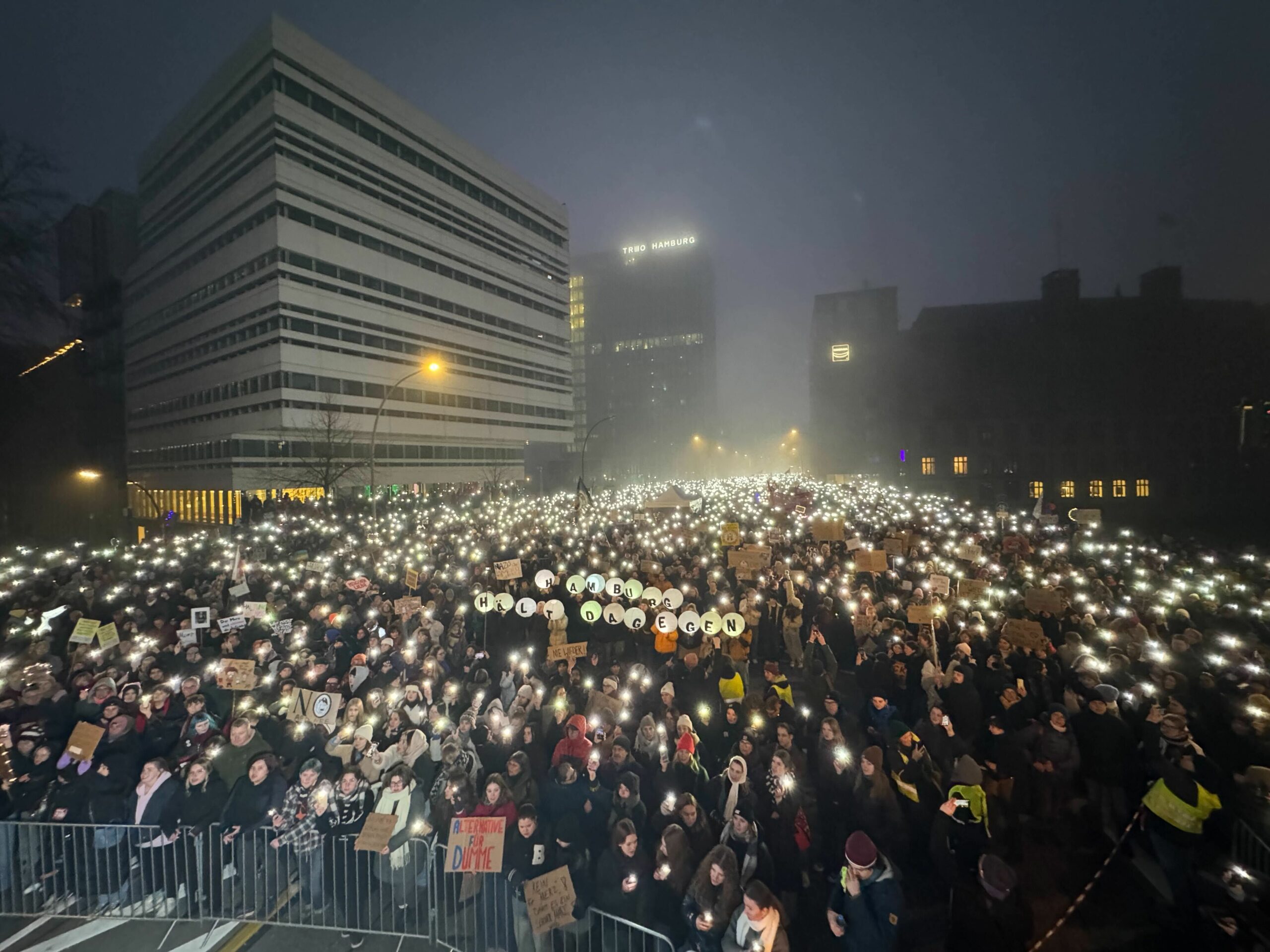 Was für ein Bild! Zehntausende haben am Samstag in der Hamburger Innenstadt ein starkes Zeichen gegen Rechts gesetzt.