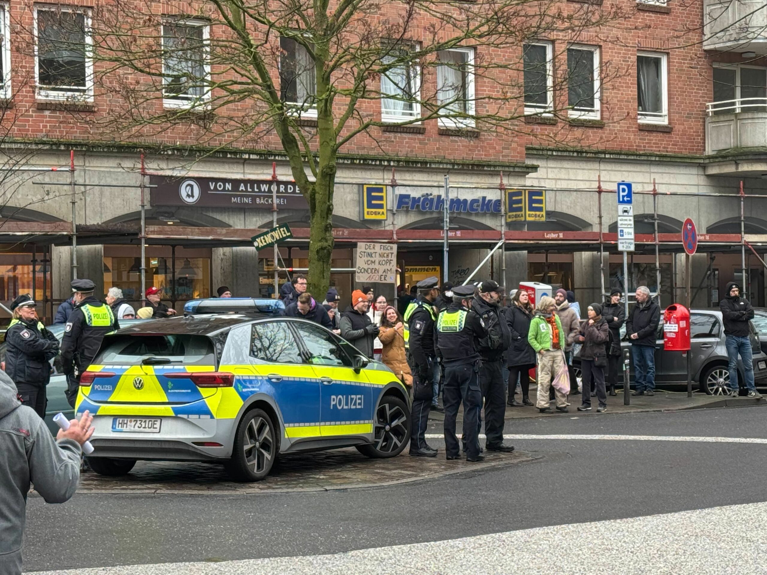 Gegen einen Infostand der AfD am Großneumarkt regte sich am Mittwoch unmittelbar Widerstand.