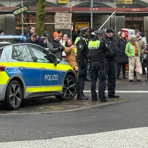 Gegen einen Infostand der AfD am Großneumarkt regte sich am Mittwoch unmittelbar Widerstand.