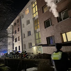 Zwei Menschen wurden bei einem Wohnungsbrand in Rahlstedt verletzt.