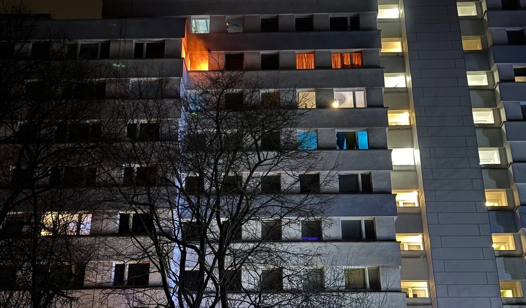 Wohnung-in-Hamburger-Hochhaus-brennt-Gro-einsatz