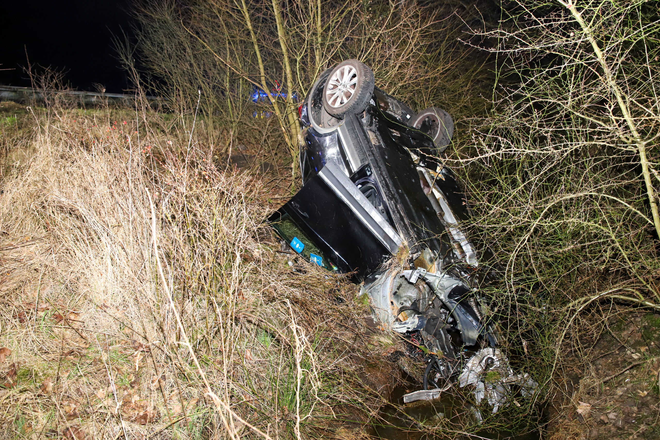 Der VW flog durch die Luft und landete schließlich im Graben neben der A23.