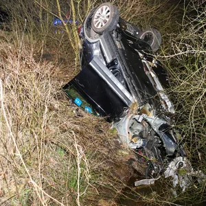 Der VW flog durch die Luft und landete schließlich im Graben neben der A23.