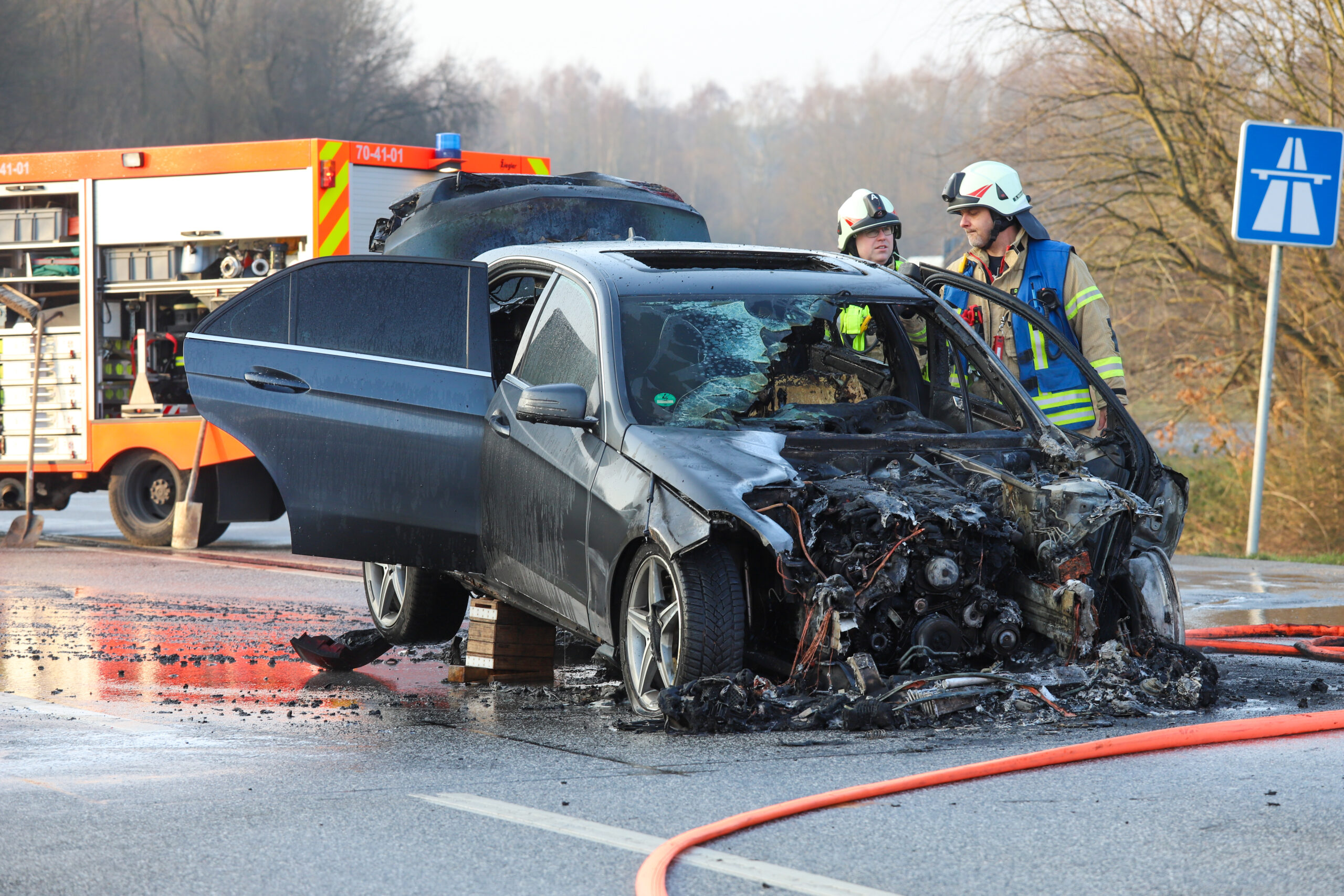 Mercedes brannt an Zufahrt zur A7 in Quickborn – Verkehrsbehinderungen Richtng Hamburg