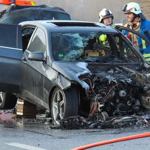 Mercedes brannt an Zufahrt zur A7 in Quickborn – Verkehrsbehinderungen Richtng Hamburg