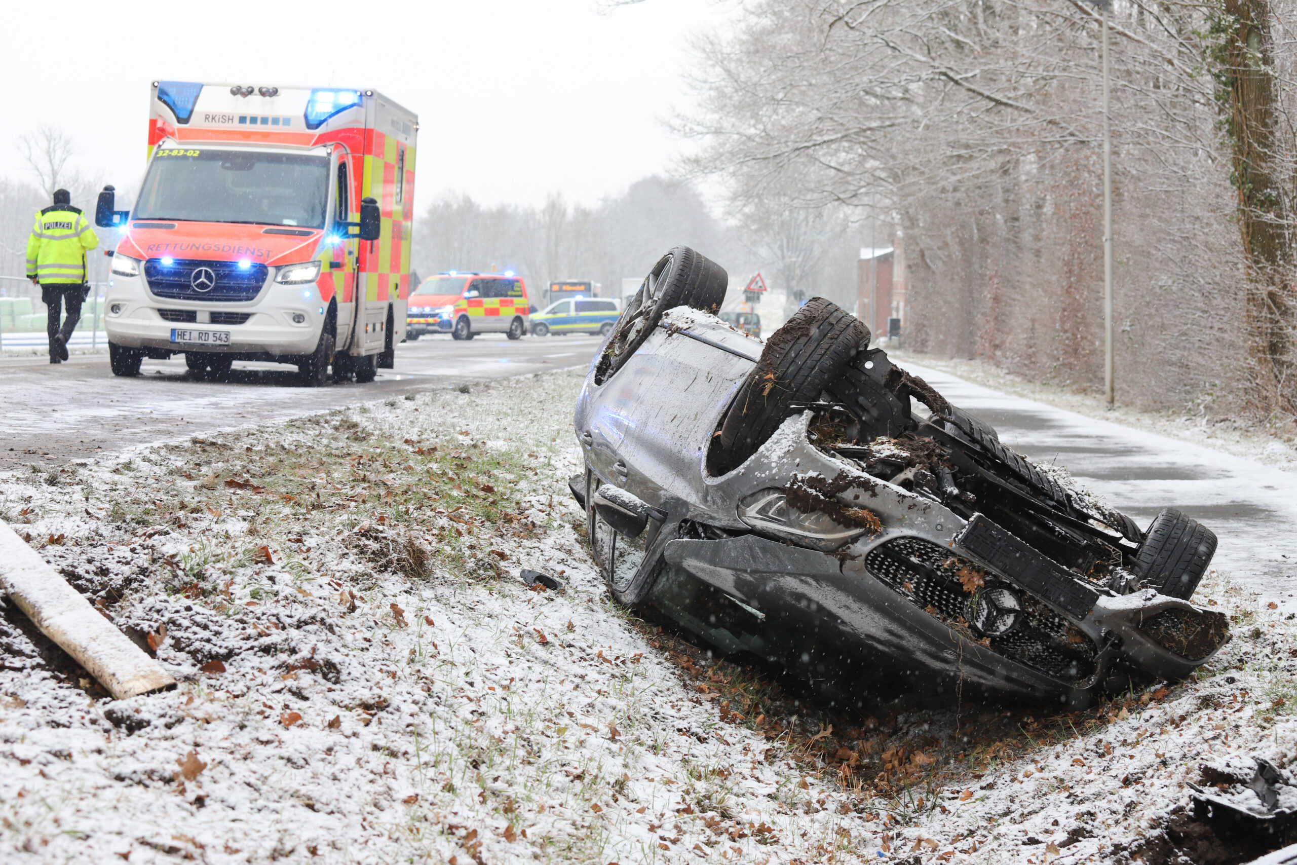 Mercedes SUV kommt im Schneetreiben von der Straße ab und überschlgt sich – Insassen bleiben unverletzt