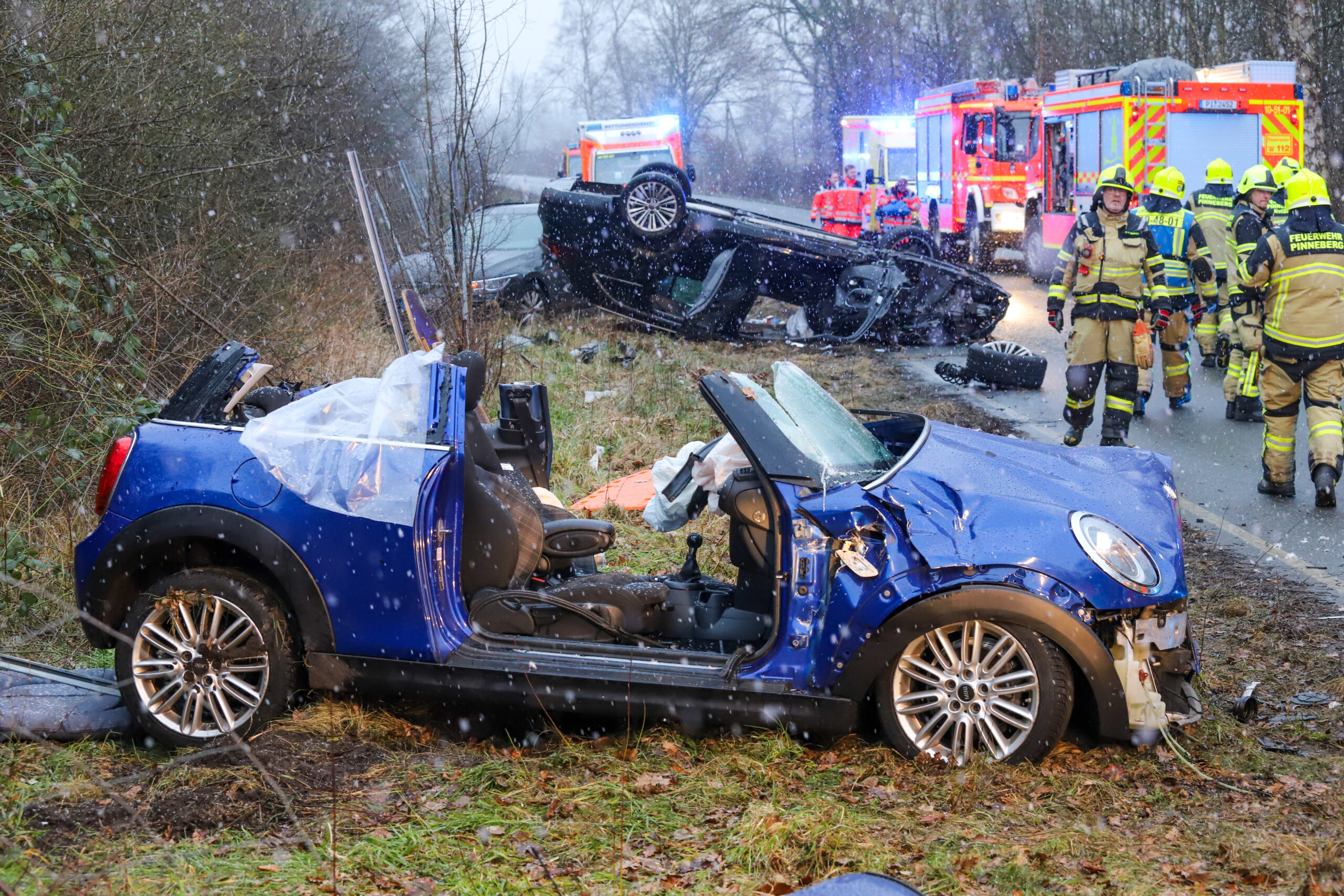 Bei dem Unfall wurden insgesamt sechs Personen verletzt, ein Hund überstand ihn unversehrt.