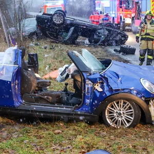 Bei dem Unfall wurden insgesamt sechs Personen verletzt, ein Hund überstand ihn unversehrt.
