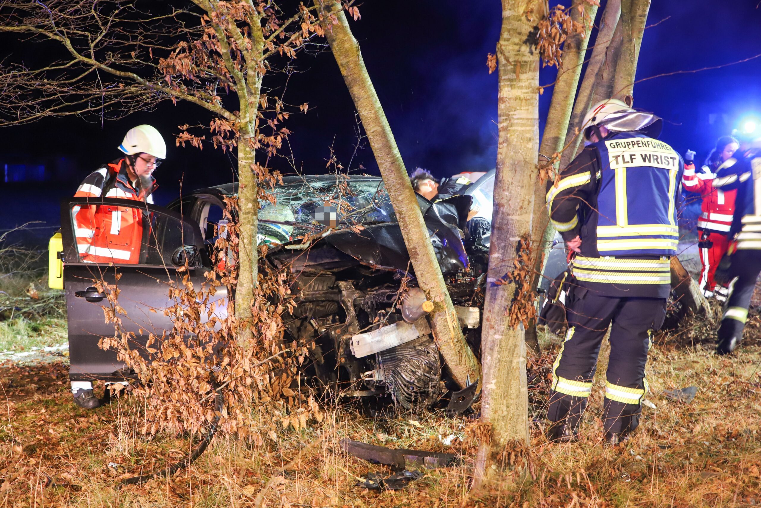 Von der Straße abgekommen und in Baumgruppe gekracht – ein schwer Verletzter bei Unfall in Wrist